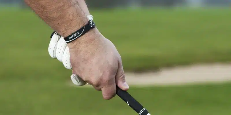 how to grip a golf club