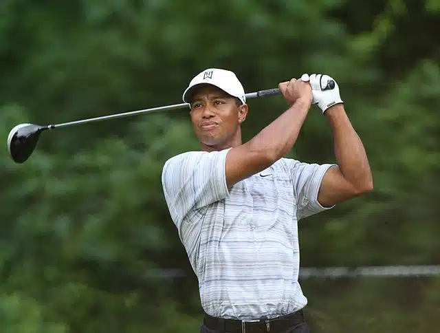 640px-Tiger_Woods_drives_by_Allison