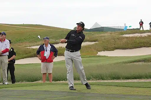 Phil_Mickelson golfing