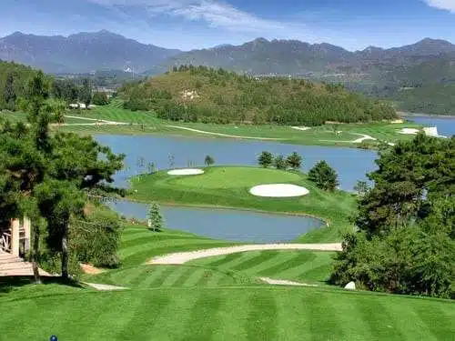 overview golf course water lakes