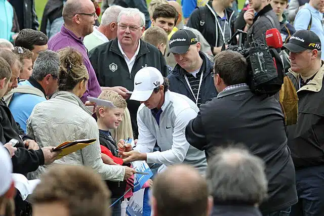 Rory mcilroy signs autograph