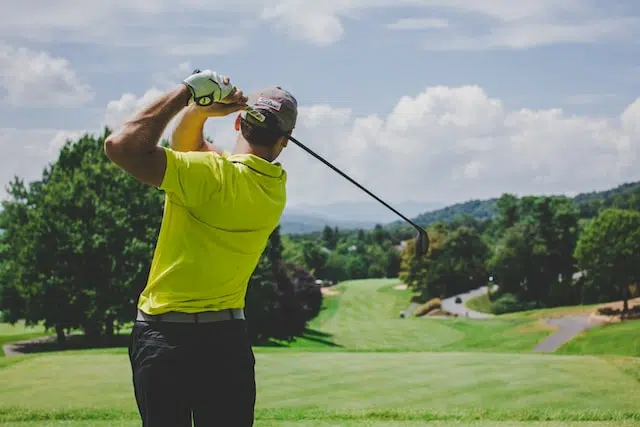 A golfer hits a great shot after having clubs measured - Photo by <a href="https://unsplash.com/fr/@courtneymcook?utm_source=unsplash&utm_medium=referral&utm_content=creditCopyText">Courtney Cook</a> on <a href="https://unsplash.com/photos/h7aVq-7FfPw?utm_source=unsplash&utm_medium=referral&utm_content=creditCopyText">Unsplash</a> 