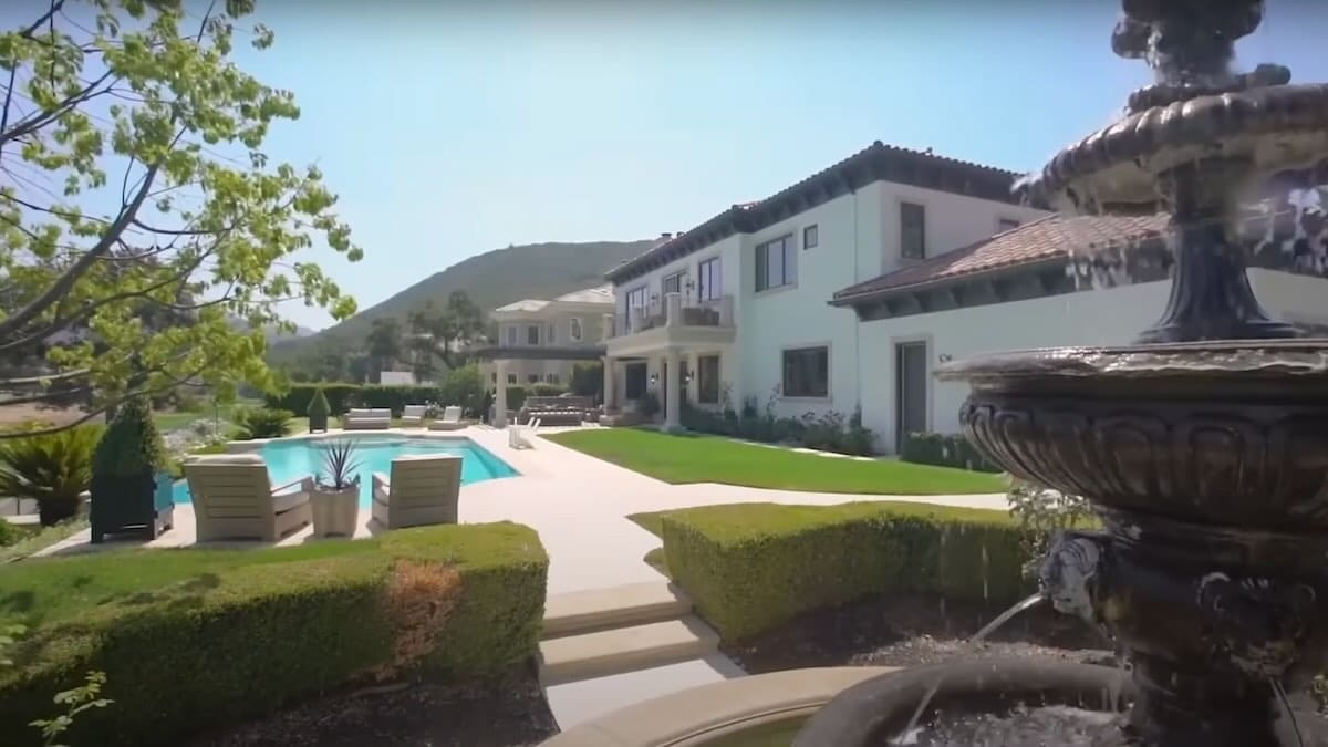 rory mcilroy mansion with pool and fountain