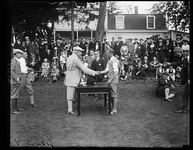 640px-pres. harding congratulating winner of washington newspaper golf club tournament charles b. shaeffer lccn2016892326