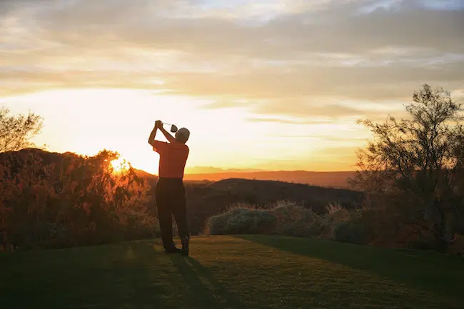 Golfer-teeing-off-into-the-sunset-on-the-golf-cour-2022-03-04-02-29-02-utc