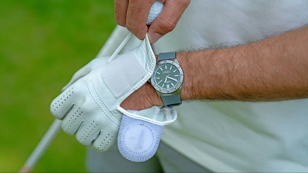 why do golfers wear one glove