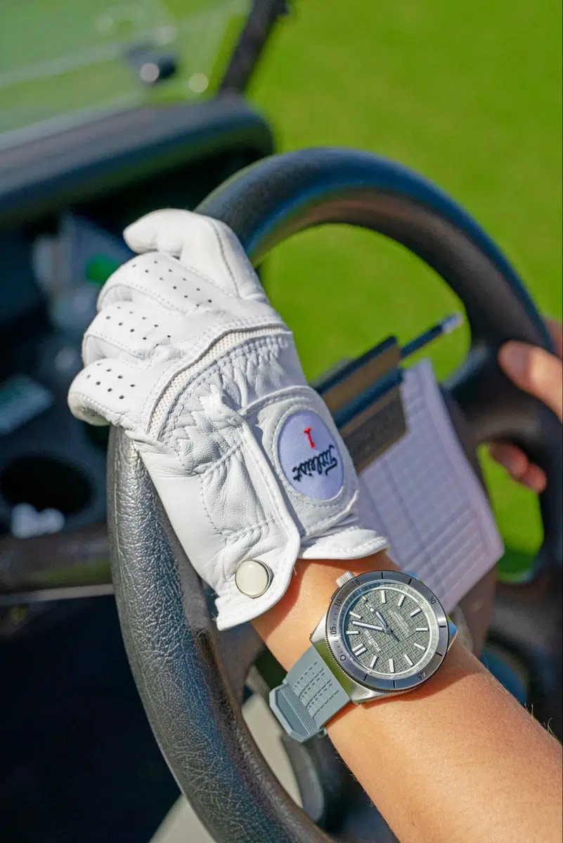 why do golfers wear one glove