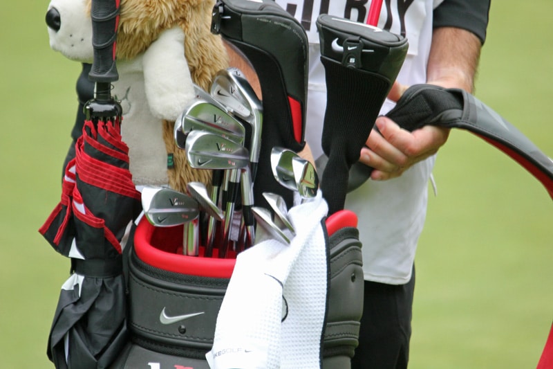Rory_McIlroy_club_bag_and_caddie
